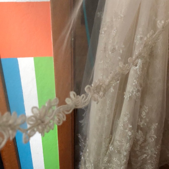 Wedding dress - Picture 2 of 6